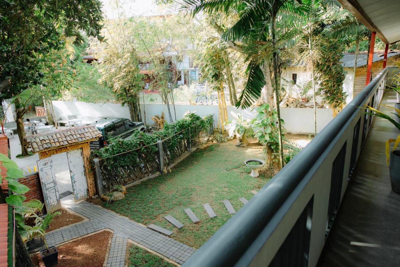 Celestial Inn Mirissa Bagian luar foto
