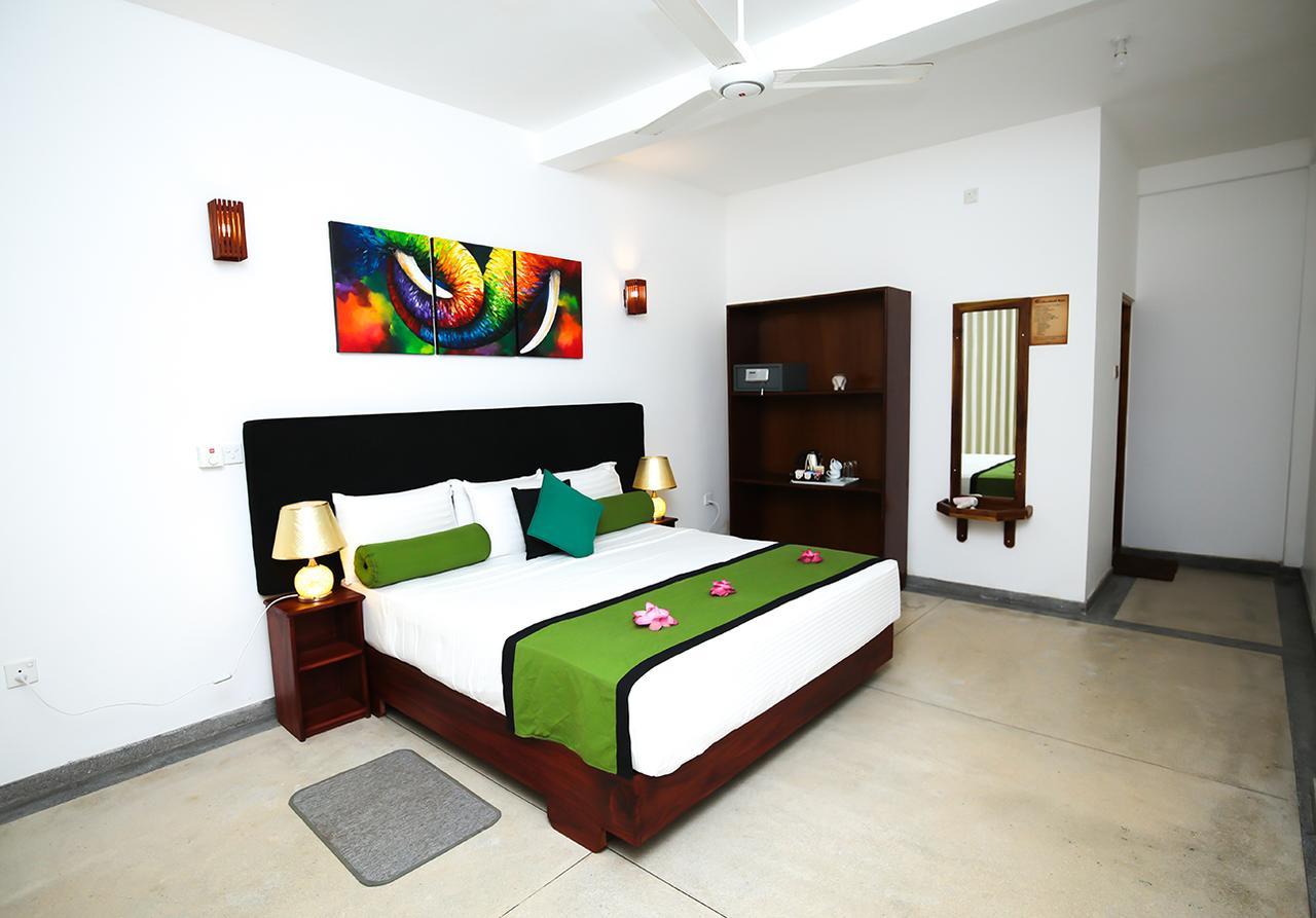 Celestial Inn Mirissa Bagian luar foto